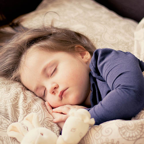  une maman avec son bébé pharmacie du Carrefour